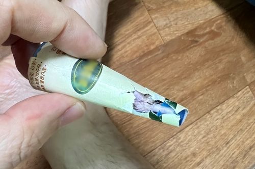 하단부 플라스틱이 손상된 폭죽이 잘못 터지면서 40대 남성이 손에 화상을 입었다. [제보자 제공]