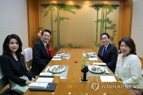 만찬 갖는 윤석열 대통령과 기시다 일본 총리 부부
