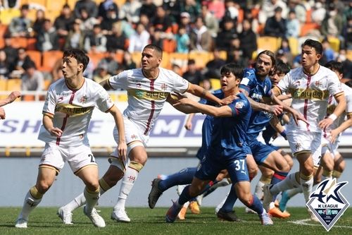 수원 삼성과 대전하나시티즌의 경기 모습.