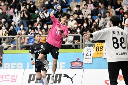 19일 광주도시공사와 경기에서 슛을 시도하는 SK 최수민.