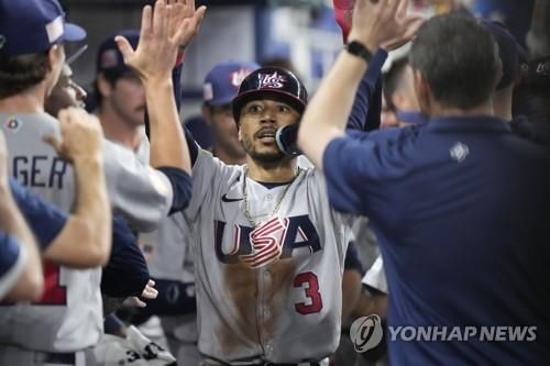 득점 후 기뻐하는 미국 대표팀 무키 베츠