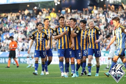 수원FC전 득점으로 2경기 연속 골 맛을 본 울산 주민규(가운데). 