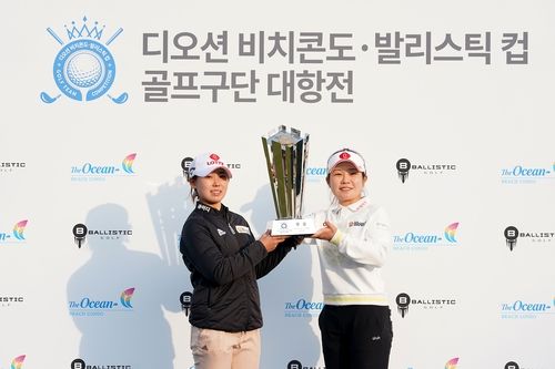 우승한 이소영(오른쪽)과 황유민. 