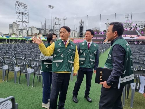 진해군항제 안전점검하는 최만림 경남도 행정부지사(가운데)