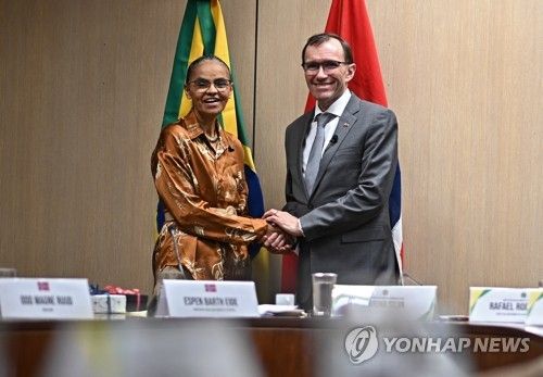 마리나 시우바 브라질 환경부 장관(좌)과 에스펜 바르트 에이데 노르웨이 기후환경부 장관(우)