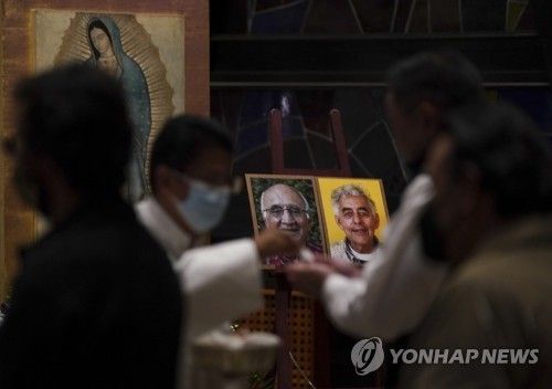 지난해 멕시코시티에서 열린 예수회 신부 2명 장례미사