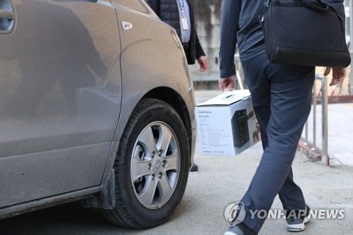 JMS 30년 치 데이터 포렌식 위해 대용량 외장하드 장비 들고 들어가는 검찰