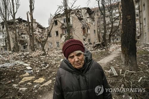 3월 18일 러시아 공습 당한 우크라이나 아파트의 주민