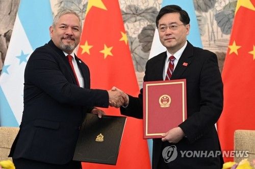 중국·온두라스 수교 기념식에서 악수하는 양국 외교장관