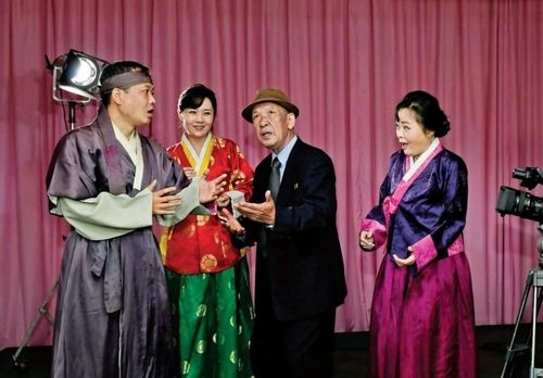 북한 배우 방석운(사진 오른쪽 두번째)