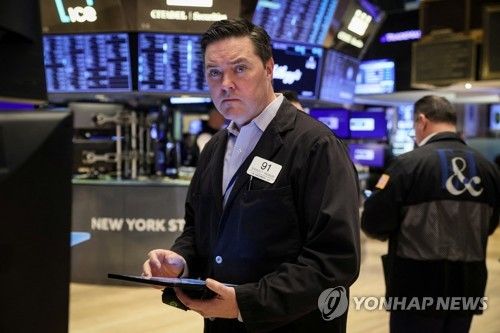 NYSE 입회장에 트레이더들의 모습