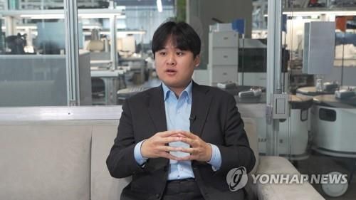 이상민 뉴빌리티 대표가 지난달 24일 서울 왕십리로 헤이그라운드 서울숲점 사무실에서 자율주행 배달 로봇인 '뉴비'에 대해 설명하고 있다. 