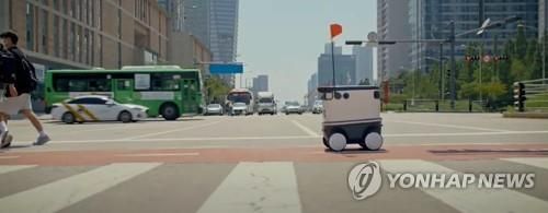 자율주행 배달 로봇인 '뉴비'가 설정된 목적지로 가면서 횡단보도를 건너고 있다. [제공 사진]