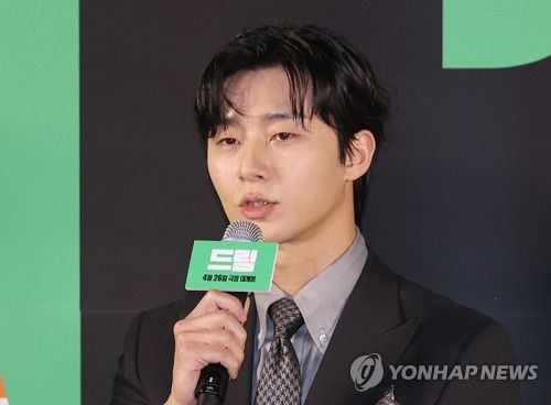 축구 감독 역할 맡은 박서준