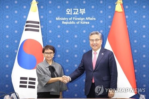 공동위원회서 악수하는 한-인도네시아 외교장관