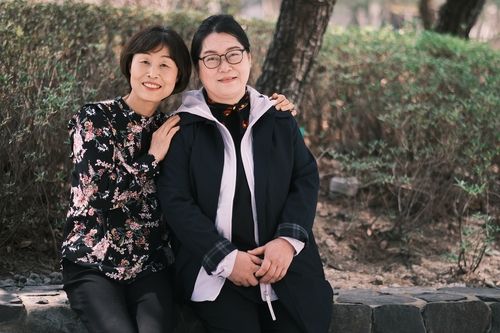 다큐멘터리 영화 '장기자랑'의 이미경, 김명임 씨