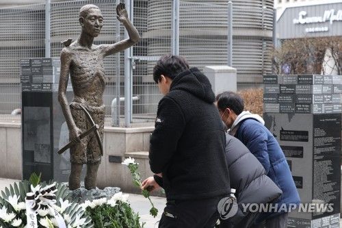 강제징용노동자상에 헌화하는 양대노총 조합원들