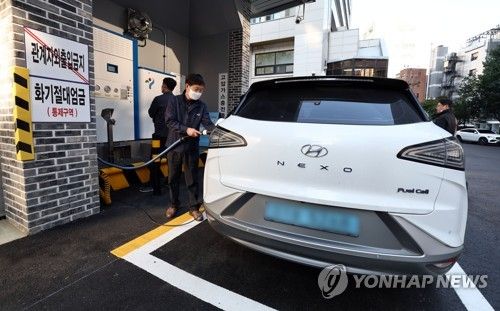 서울시청 서소문청사 수소충전소에서 충전 중인 차량