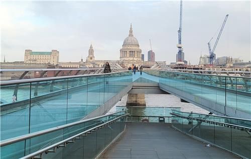 미술관과 세인트 폴 대성당 연결하는 밀레니엄 브리지