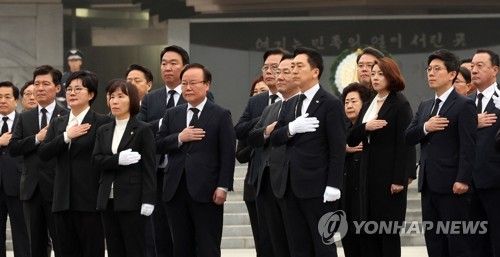 국립서울현충원 참배 마친 국민의힘 김기현 신임 당대표와 지도부