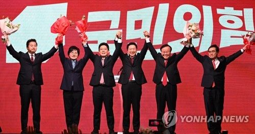 당원들에게 인사하는 국민의힘 신임 지도부