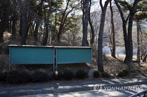 (서울=연합뉴스) 윤동진 기자 = 대학 개강일인 2일 오전 경상도 한 대학 내 게시판이 비어 있다. 연합뉴스 자료사진. 재판매 및 DB 금지 [연합뉴스 자료사진. 재판매 및 DB 금지]