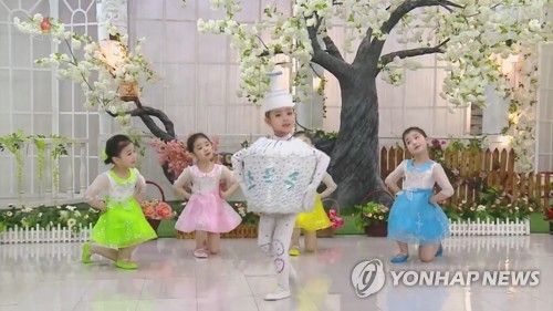 '체온측정·손소독 잘지키자요' 북한 어린이 방역교육 무용