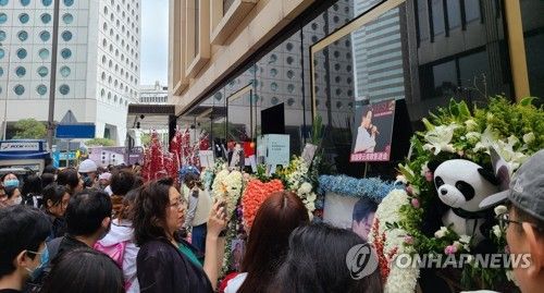장국영 20주기 기일 홍콩 팬들 헌화