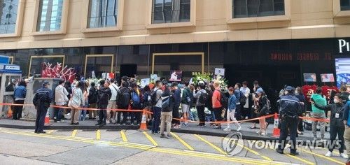 장국영 20주기 기일 홍콩 팬들 헌화