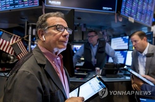 뉴욕 증권거래소에서 업무를 보는 트레이더