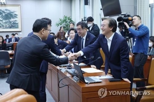 인사 나누는 국회 정개특위 여야 간사