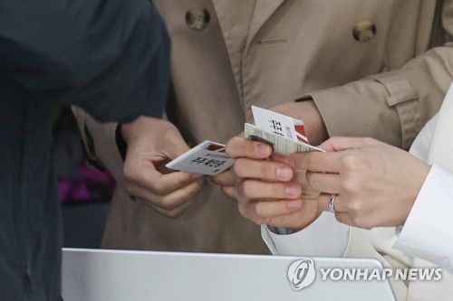 주주확인증 건네받는 KT 주주