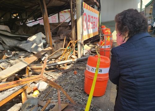 인천 현대시장서 화재 피해 가게 살펴보는 상인 안종희(79·여)씨