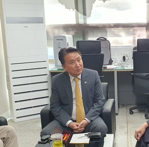 기자간담회 하는 김영환 충북지사