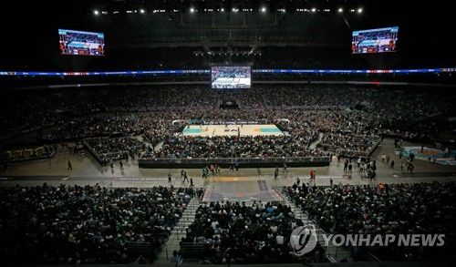 1월 샌안토니오-골든스테이트 경기가 열린 알라모돔을 찾은 관중들