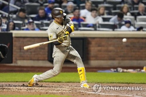 맥스 셔저의 투구를 안타로 연결한 김하성