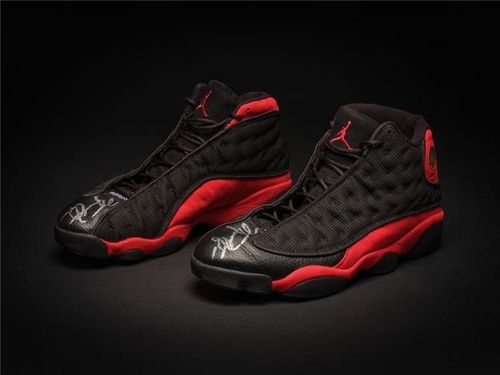 220만 달러에 낙찰되면서 최고가 기록을 경신한 조던 농구화