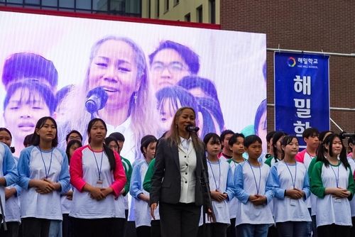 해밀학교 학생들과 컬래버레이션 무대 선보이는 인순이