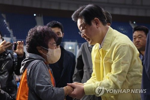 산불 피해 이재민 위로하는 이재명 대표