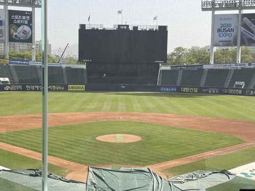 짙은 미세먼지에 선수 한 명 없이 썰렁한 서울 잠실야구장 