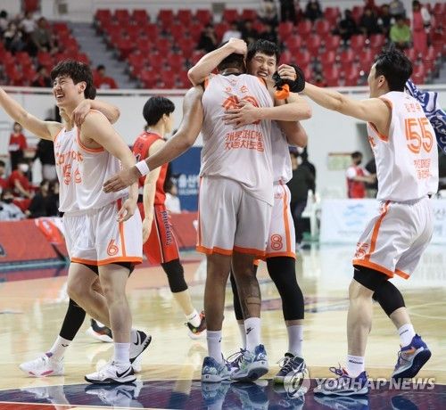 캐롯, 4강 진출 환호