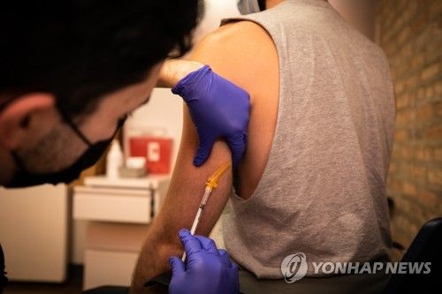 원숭이두창 백신 접종받는 미국 시민