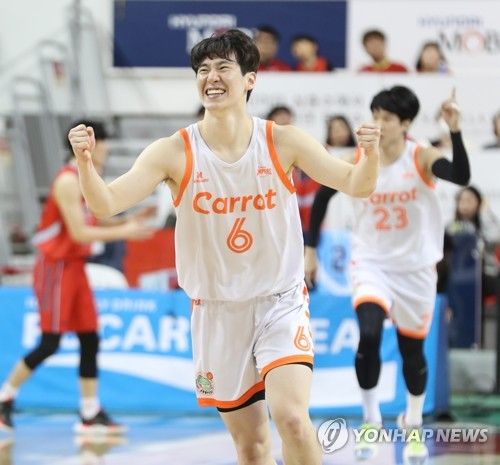 환호하는 이정현