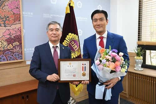 스타트업 투자가 슈주 최시원, 서울시의장 표창