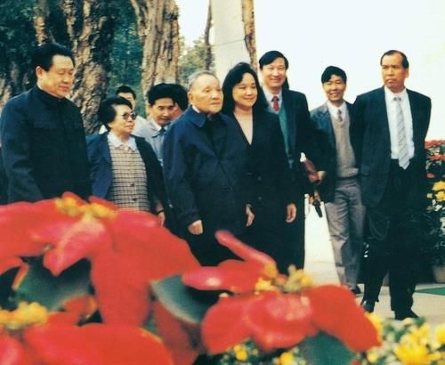 1992년 1월 19일 덩샤오핑이 중국 선전을 시찰하는 모습