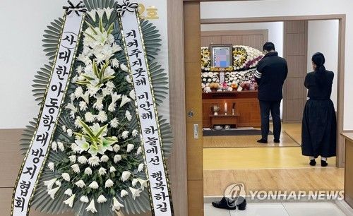 학대로 숨진 12살 아들과 마지막 인사하는 친엄마