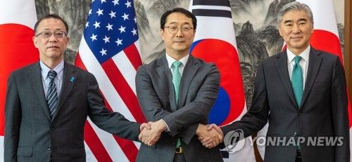 서울에서 모인 한·미·일 북핵 수석대표 악수