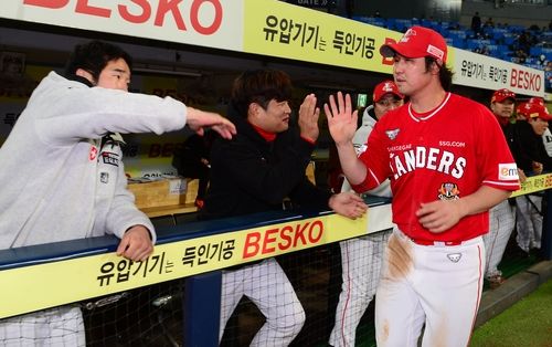 최정의 2천 안타 달성을 축하하는 SSG 동료들