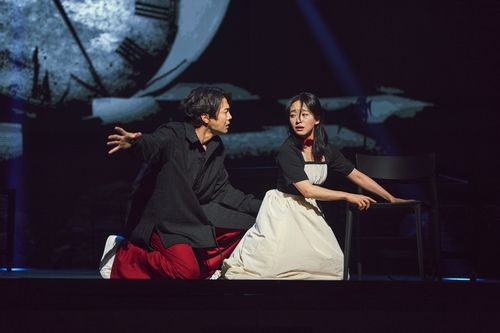 연극 '파우스트' 출연한 박은석, 원진아(오른쪽)