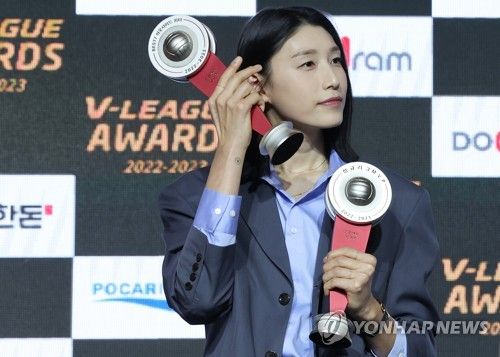 김연경 '양손에 트로피'